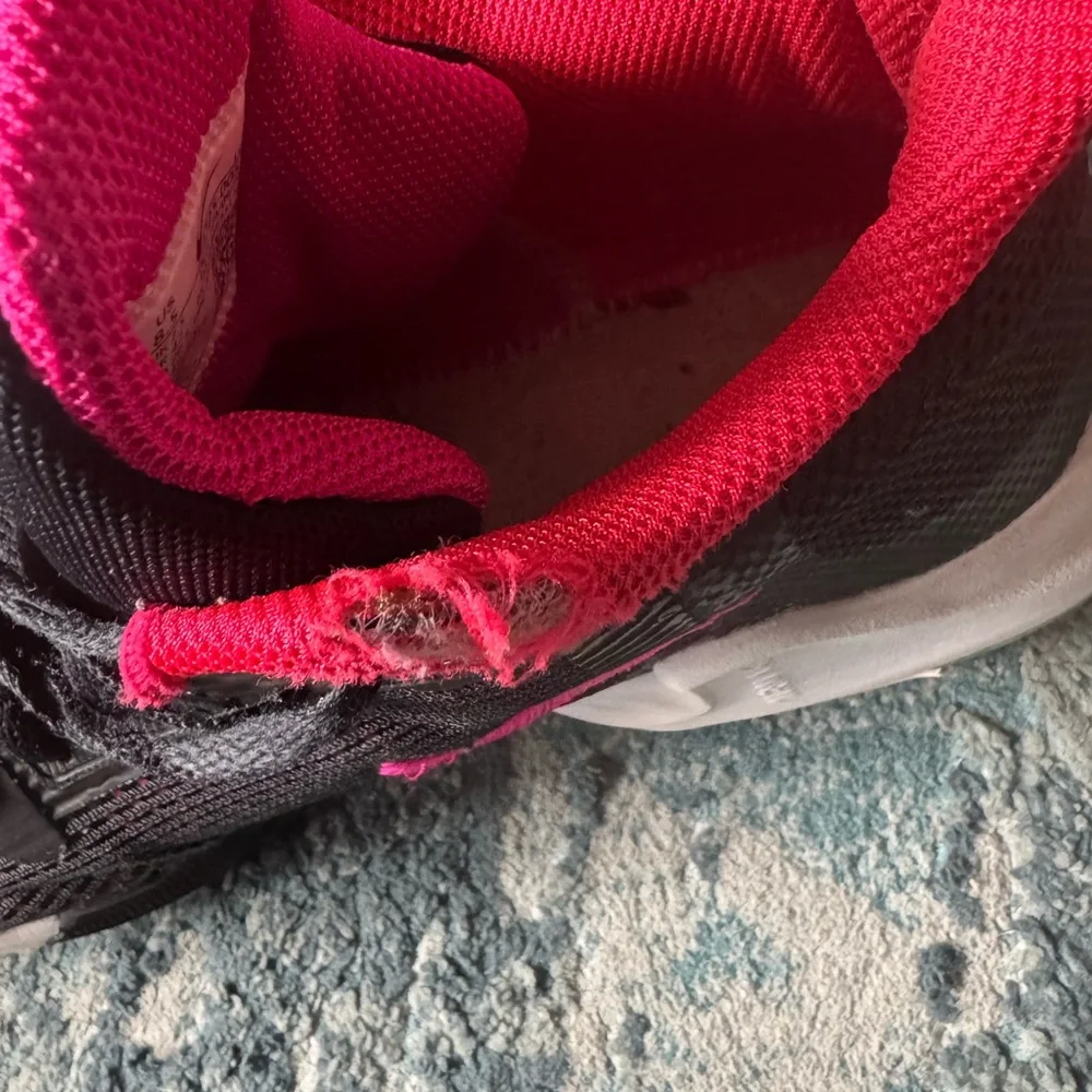 Nike Airmax Black and Pink Running Shoes - Picture 3 of 4